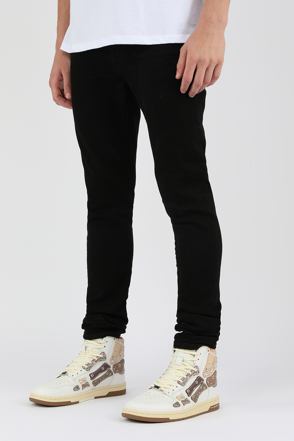 תמונת כל הלוק של נעלי ספורט גבוהות עצמות בלבן וחום פייזלי